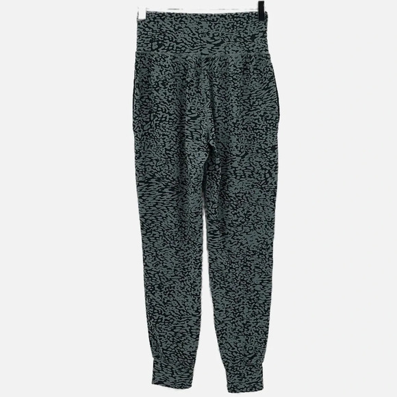 Athleta Salutation Jogger in Ocelot Spot Minimalistic Grey - Size XS - Picture 5 of 9